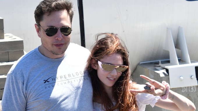 Sängerin Grimes (hier zu sehen mit ihrem Ex-Freund Elon Musk am 22. Juli 2018) verwirrt ihre Fans bei Instagram.