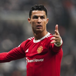 Fußball-Superstar Cristiano Ronaldo ist mit dem 1:1 von Manchester United bei Newcastle United sichtlich unzufrieden.