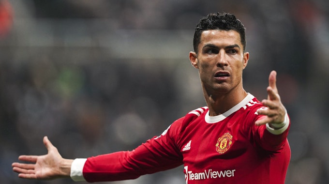 Fußball-Superstar Cristiano Ronaldo ist mit dem 1:1 von Manchester United bei Newcastle United sichtlich unzufrieden.