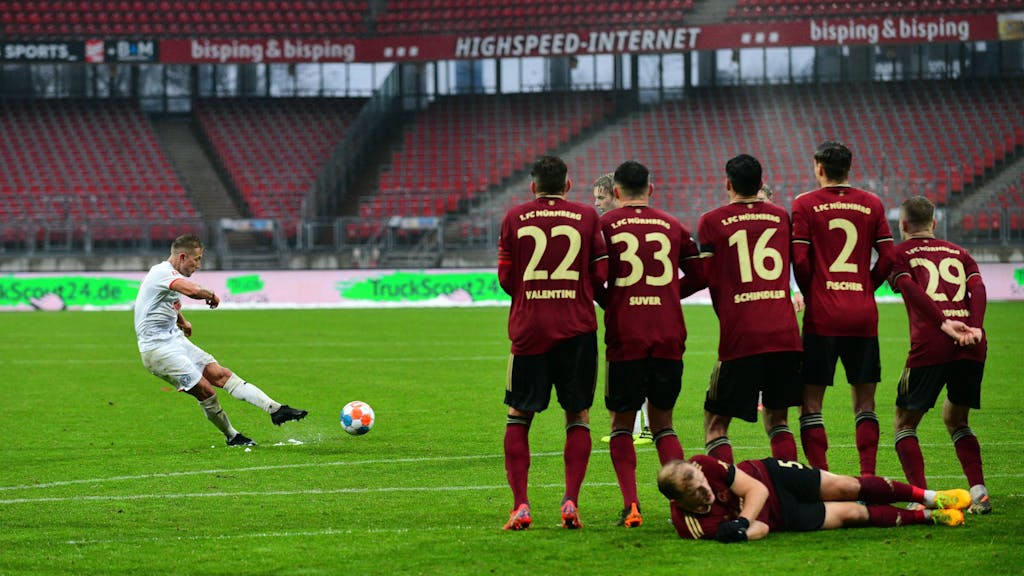 Der Kieler Lewis Holtby (l) schießt einen Freistoß in der Schlussphase des Spiels gegen Nürnberg.&nbsp;
