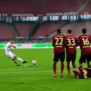 Der Kieler Lewis Holtby (l) schießt einen Freistoß in der Schlussphase des Spiels gegen Nürnberg.