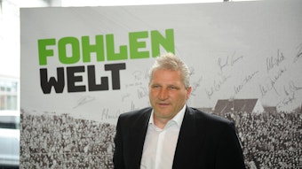 Thomas Kastenmaier im Borussia-Park. Auf diesem Foto ist der ehemalige Profi von Borussia Mönchengladbach am 3. Mai 2019 zu sehen. Kastenmaier steht vor einer Pappwand, auf der zahlreiche Ex-Profis der Borussia unterschrieben haben.