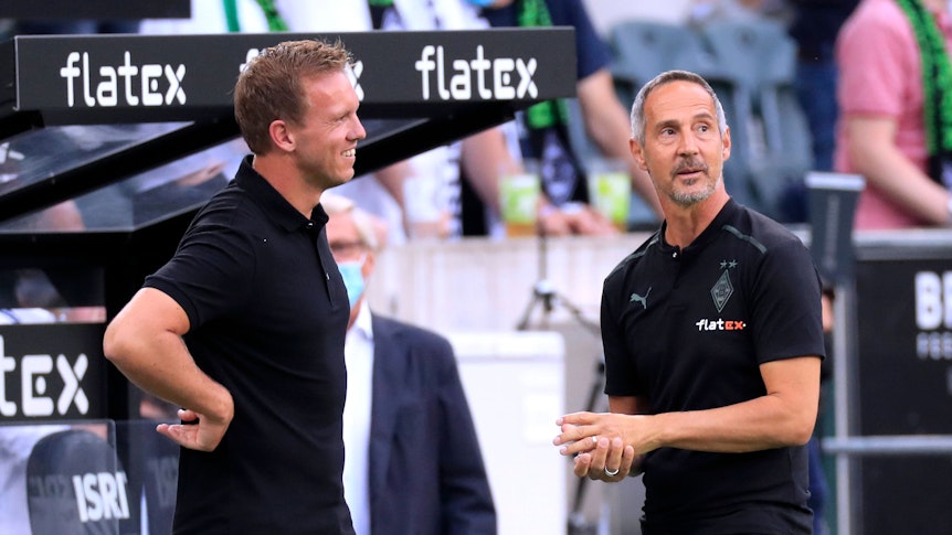 Der neue Gladbach-Trainer Adi Hütter (r.) unterhält sich mit Bayern-München-Coach Julian Nagelsmann vor dem Bundesliga-Auftakt am 13. August 2021 im Borussia-Park.