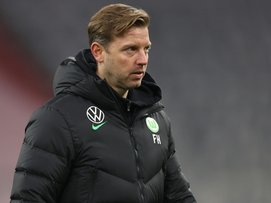 Wolfsburg-Coach Florian Kohfeldt wirkt nach der 0:4-Niederlage in München leer.