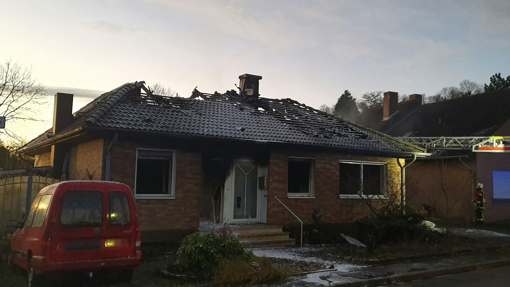 Das Dach des Hauses wurde durch das Feuer völlig zerstört.