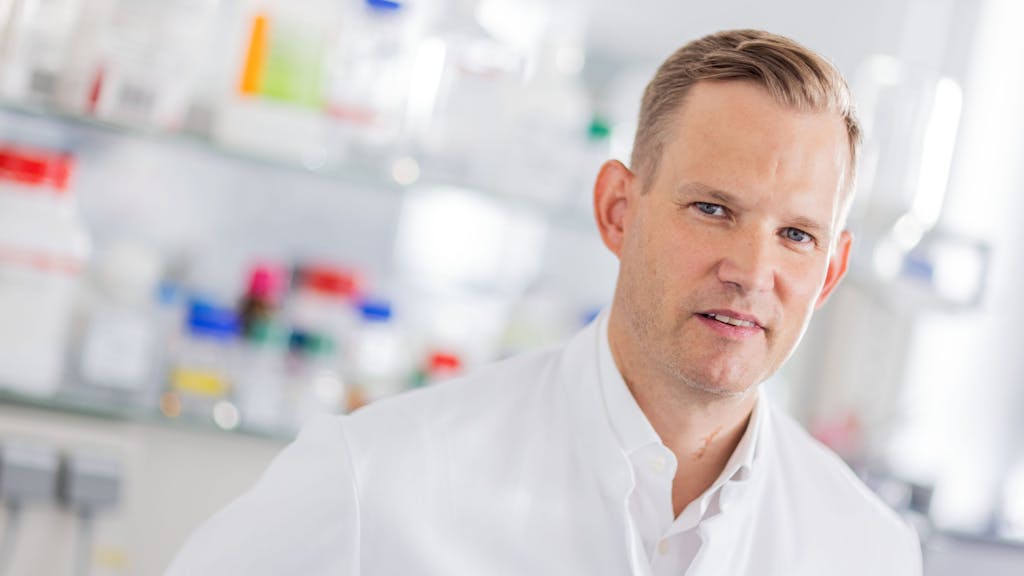 Hendrik Streeck, Direktor des Instituts für Virologie an der Uniklinik Bonn, steht am 04.10.2021 in einem Labor.