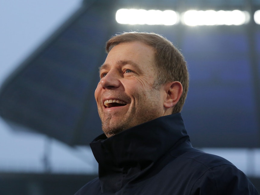 Bielefeld-Coach Frank Kramer lacht vor dem Spiel gegen Hertha herzlich.