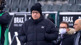Max Eberl, Manager von Borussia Mönchengladbach, am 15. Dezember 2021 im Borussia-Park. Eberl trägt eine Mütze.