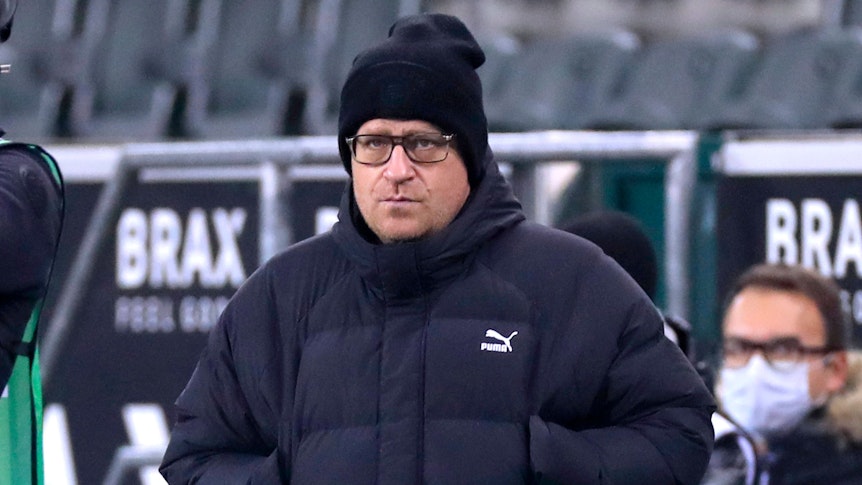 Max Eberl, Manager von Borussia Mönchengladbach, am 15. Dezember 2021 im Borussia-Park. Eberl trägt eine Mütze.