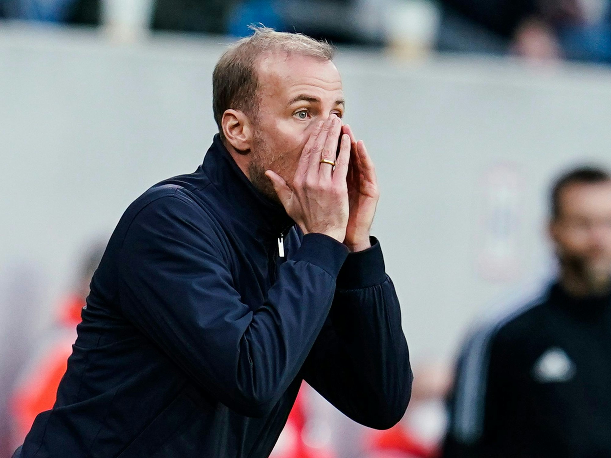 Hoffenheim-Cheftrainer Sebastian Hoeneß ruft beim Spiel gegen RB Leipzig seinen Spielern etwas zu.