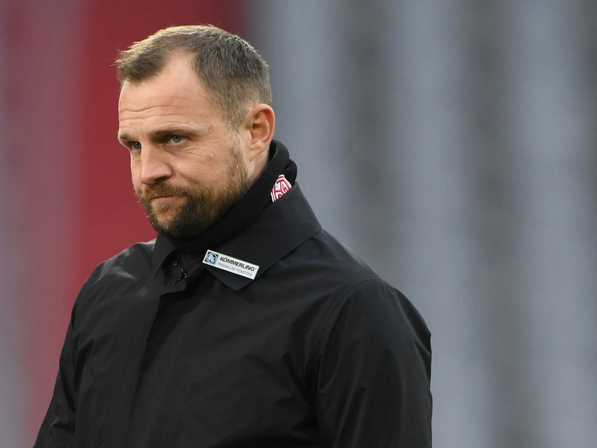 Mainz-Trainer Bo Svensson wartet vor der Partie gegen den FC Bayern auf sein Interview.