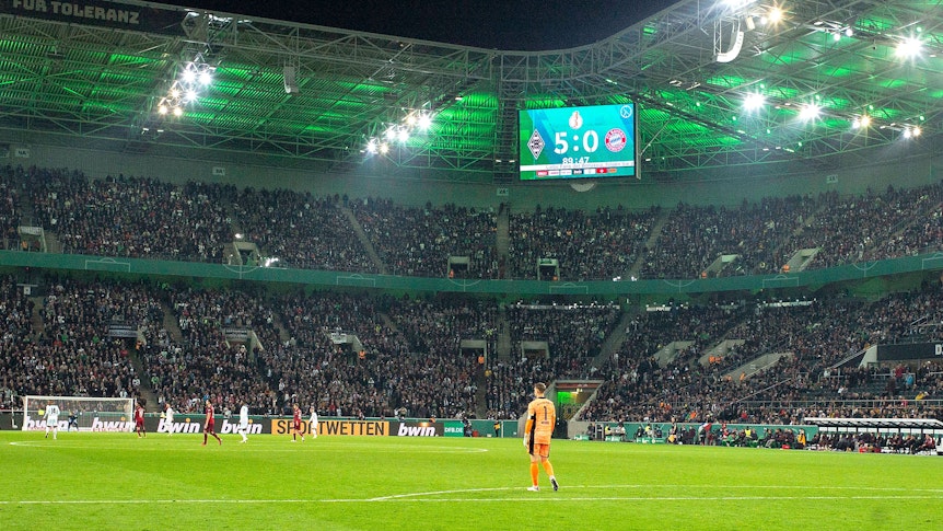 Am 27. Oktober 2021 erlebt Borussia Mönchengladbach einen der beachtlichsten Siege der Vereinsgeschichte. Im DFB-Pokal bezwingt die Elf vom Niederrhein Rekordmeister Bayern München mit dem historischen Ergebnis von 5:0.
