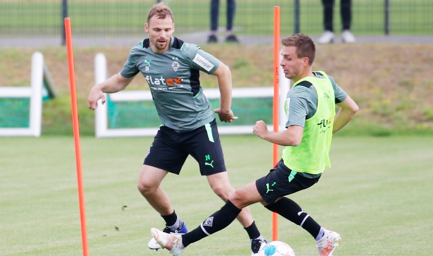 Tony Jantschke (li.) und Patrick Herrmann (re.) am 7. Juli 2021 bei einem Zweikampf im Training von Borussia Mönchengladbach.
