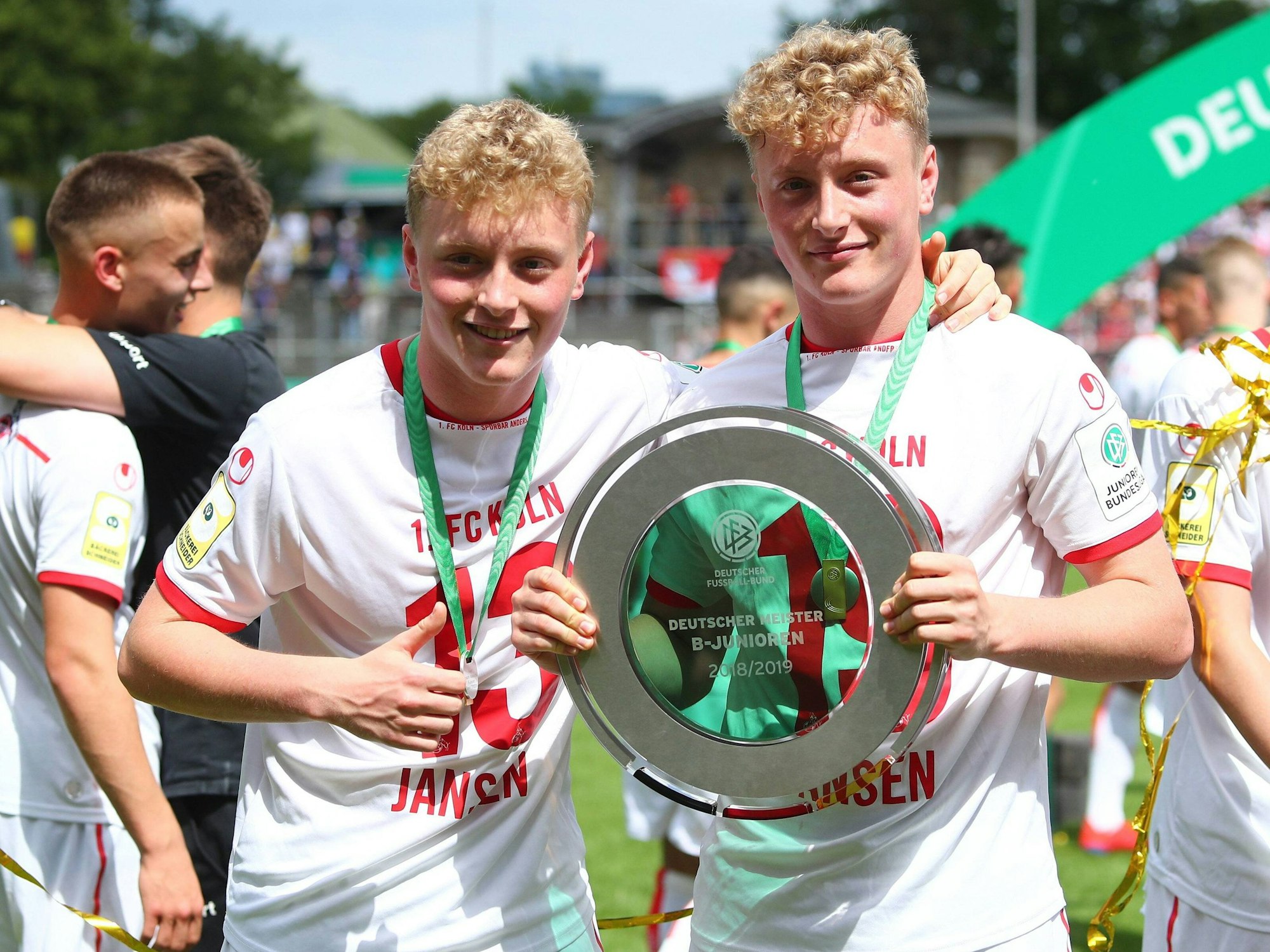 Die Zwillingsbrüder Jonas und Jacob Jansen posieren mit der Schale in den Händen: 2019 gewannen sie mit der U17 des 1. FC Köln gegen den BVB das Meisterschaftsfinale.
