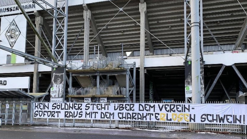 Fans von Borussia Mönchengladbach fordern am 17. Februar 2021 mit einem Plakat am Stadion die Entlassung des damaligen Cheftrainers Marco Rose.