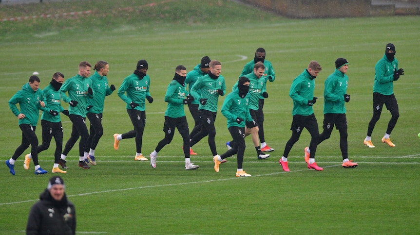 Gladbachs Team beim Warmlaufen für die Trainingseinheit am 5. Januar 2021 auf dem Trainingsplatz am Borussia-Park.
