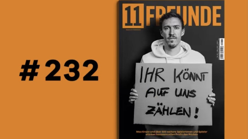 Ex-Gladbacher Max Kruse kämpft unter dem Slogan "Ihr könnt auf uns zählen!", welchen er auf einem Schild hochhält, gegen Homophobie im Fußball.