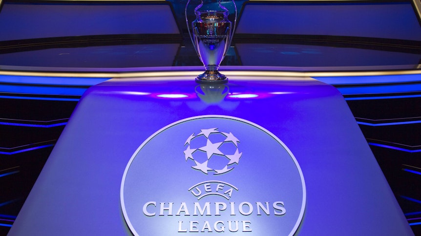 Der Champions-League-Pokal bei der Auslosung der Champions-League-Gruppenphase am 29.08.2020 in Monaco.