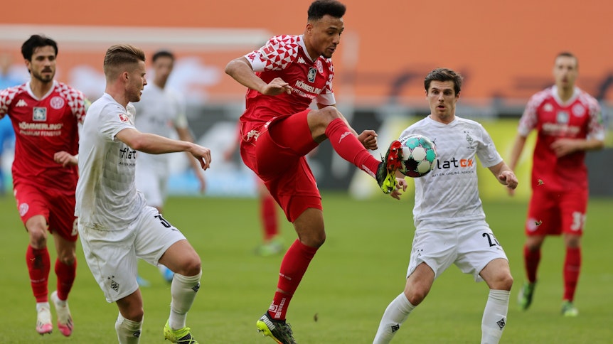 Karim Onisiwo vom 1. FSV Mainz 05 kontrolliert den Ball während des Bundesliga matchs zwischen Borussia Moenchengladbach und 1. FSV Mainz 05 im Borussia-Park am 20. Februar 2021 in Moenchengladbach.
