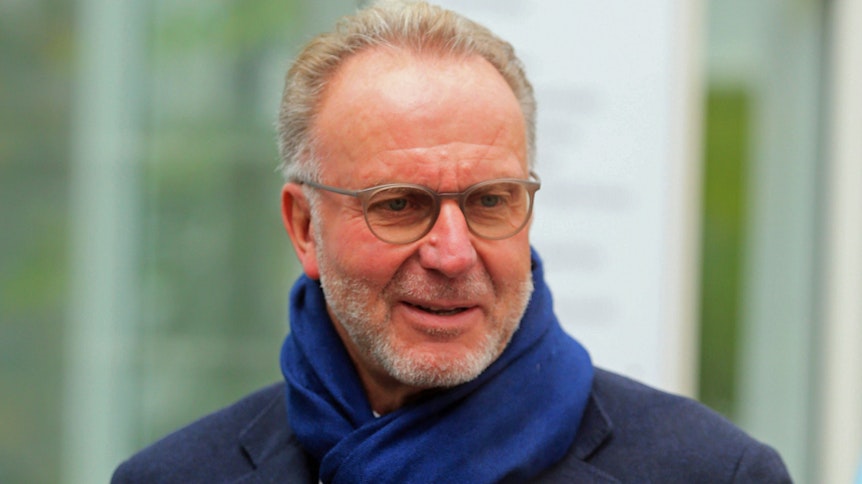 Karl-Heinz Rummenigge, Vorstandsvorsitzender des FC Bayern München, hier zu sehen am 26. Oktober 2020, hat sich bestürzt über die Attacken gegen Gladbach-Trainer Marco Rose gezeigt.