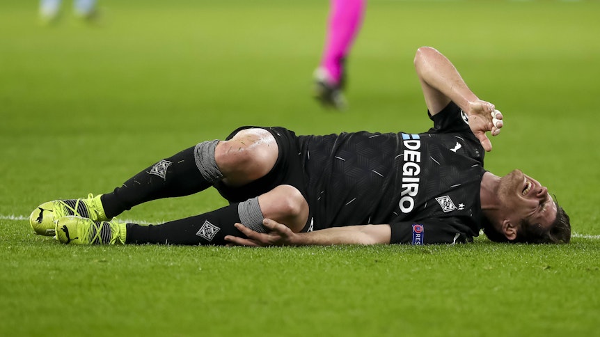 Gladbachs Jonas Hofmann, verletzt am Boden, beim Champions League Spiel der Gladbacher gegen Manchester City am 24. Februar 2021.