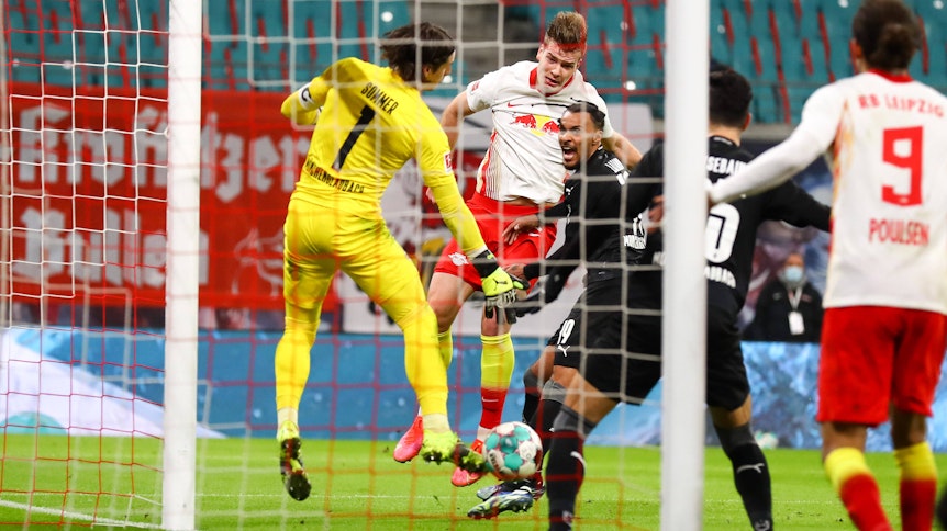 Leipzigs Alexander Sørloth trifft in der Nachspielzeit des Top-Spiels gegen Borussia Mönchengladbach.