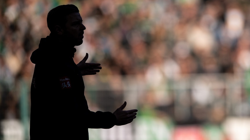 Bremens Trainer Florian Kohfeldt gestikuliert im November 2019 an der Seitenlinie im Borussia-Park und blickt dabei auf das Spielfeld.