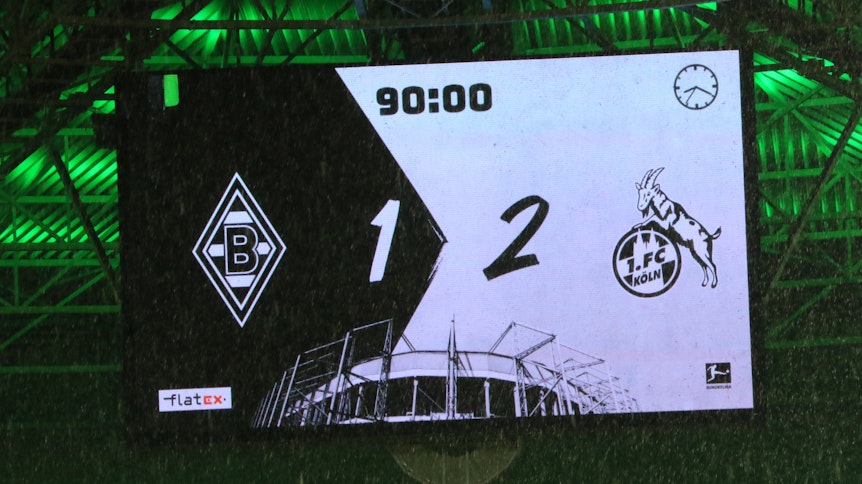 Die Anzeige-Tafel im Borussia-Park zeigt das Ergebnis an: Gladbach verliert das 92. Bundesliga-Derby gegen den 1. FC Köln am 06. Februar 2021 mit 1:2.