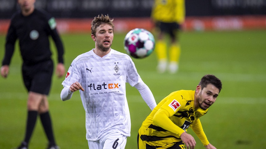 Gladbachs Christoph Kramer (l.) und Dortmunds Raphael Guerreiro (r.) kämpfen am 22.01.2021 im Borussia Park um den Ball.