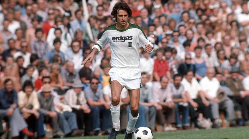 Ex-Gladbacher Horst Wohlers, mit dem Ball am Fuß, im Bundesligaspiel der Gladbacher in Frankfurt am 1. September 1977.