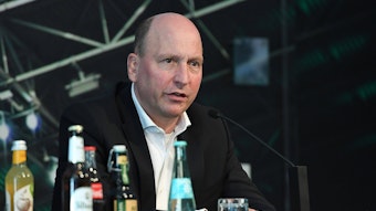 Stephan Schippers, Finanzchef von Borussia Mönchengladbach, bei einer Pressekonferenz am 17. September 2020 im Borussia-Park. Schippers spricht in ein Mikrofon.