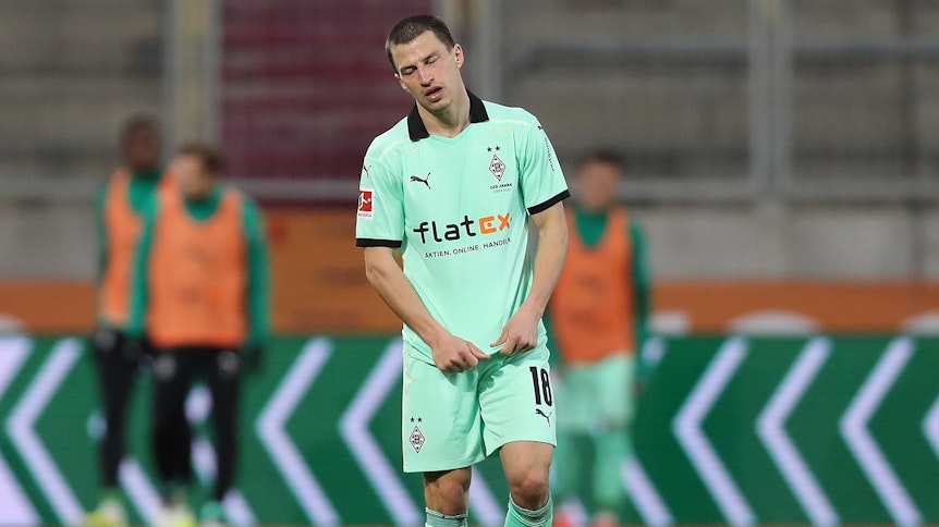 Gladbach-Verteidiger Stefan Lainer ist nach der 1:3-Niederlage beim FC Augsburg (12. März 2021) die Enttäuschung ins Gesicht geschrieben.