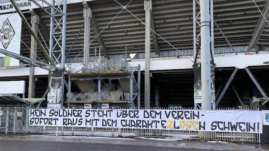 Gladbacher Hardcore-Fans fordern am 17. Februar 2021 mit einem Banner die Freistellung von Borussias Cheftrainer Marco Rose.