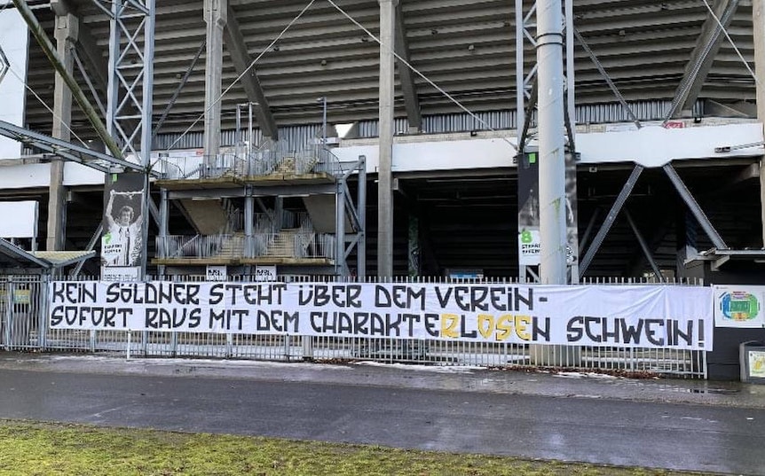 Gladbach-Fans reagieren mit diesem Wut-Banner am 17. Februar 2021 im Borussia-Park auf die Nachricht, dass Trainer Marco Rose die Borussia Richtung Dortmund verlassen wird.