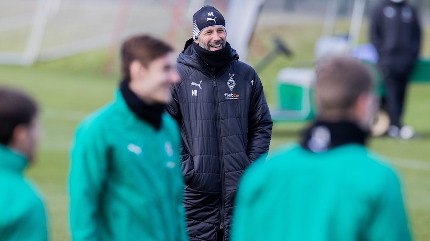 Gladbachs Trainer Marco Rose (2.v.r.) beim Training im Borussia-Park am 15. März 2021.