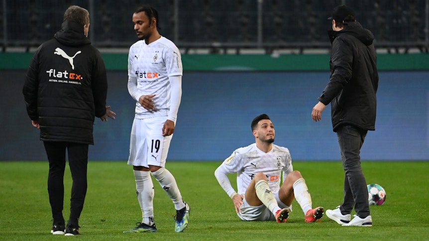 Die Gladbacher schieden am 2. März durch eine 0:1-Niederlage gegen den BVB aus dem DFB-Pokal aus. Valentino Lazaro (l) und Ramy Bensebaini (r) sind sicherlich enttäuscht.