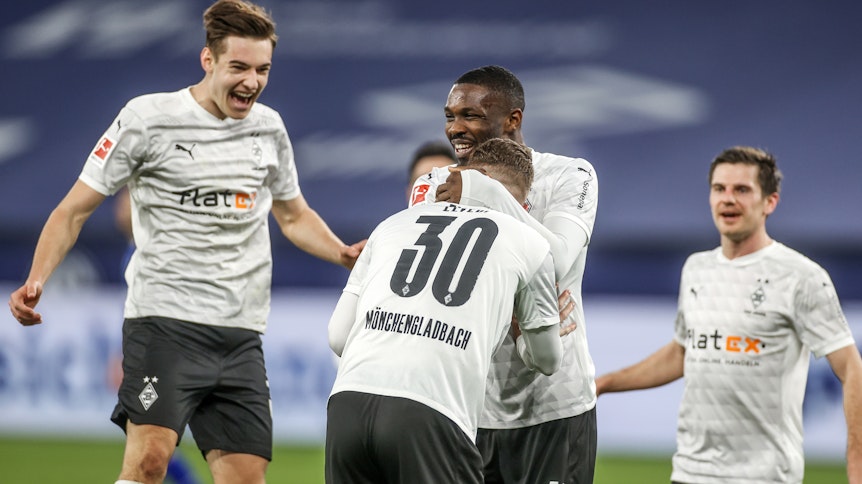 Florian Neuhaus, Nico Elvedi und Marcus Thuram von Borussia Mönchengladbach bejubeln das 3:0 beim Auswärtsspiel bei Schalke 04.