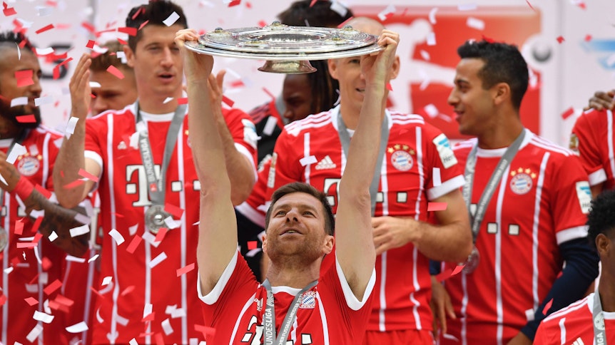 Xabi Alonso streckt die Meisterschale und die feiert den Meistertitel vom FC Bayern am 20. Mai 2017.