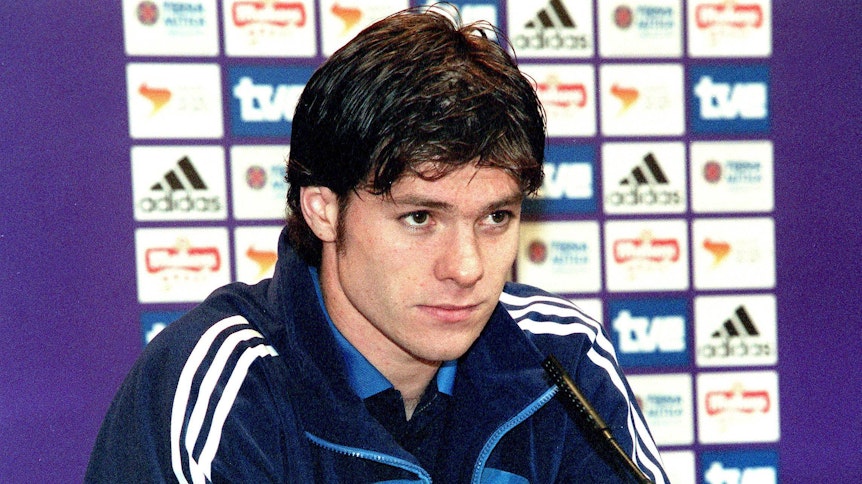 Xabi Alonso beantwortet Fragen bei der Pressekonferenz nach seinem ersten Spiel für die spanische Nationalmannschaft gegen Ecuador in Madrid am 30. April 2003.