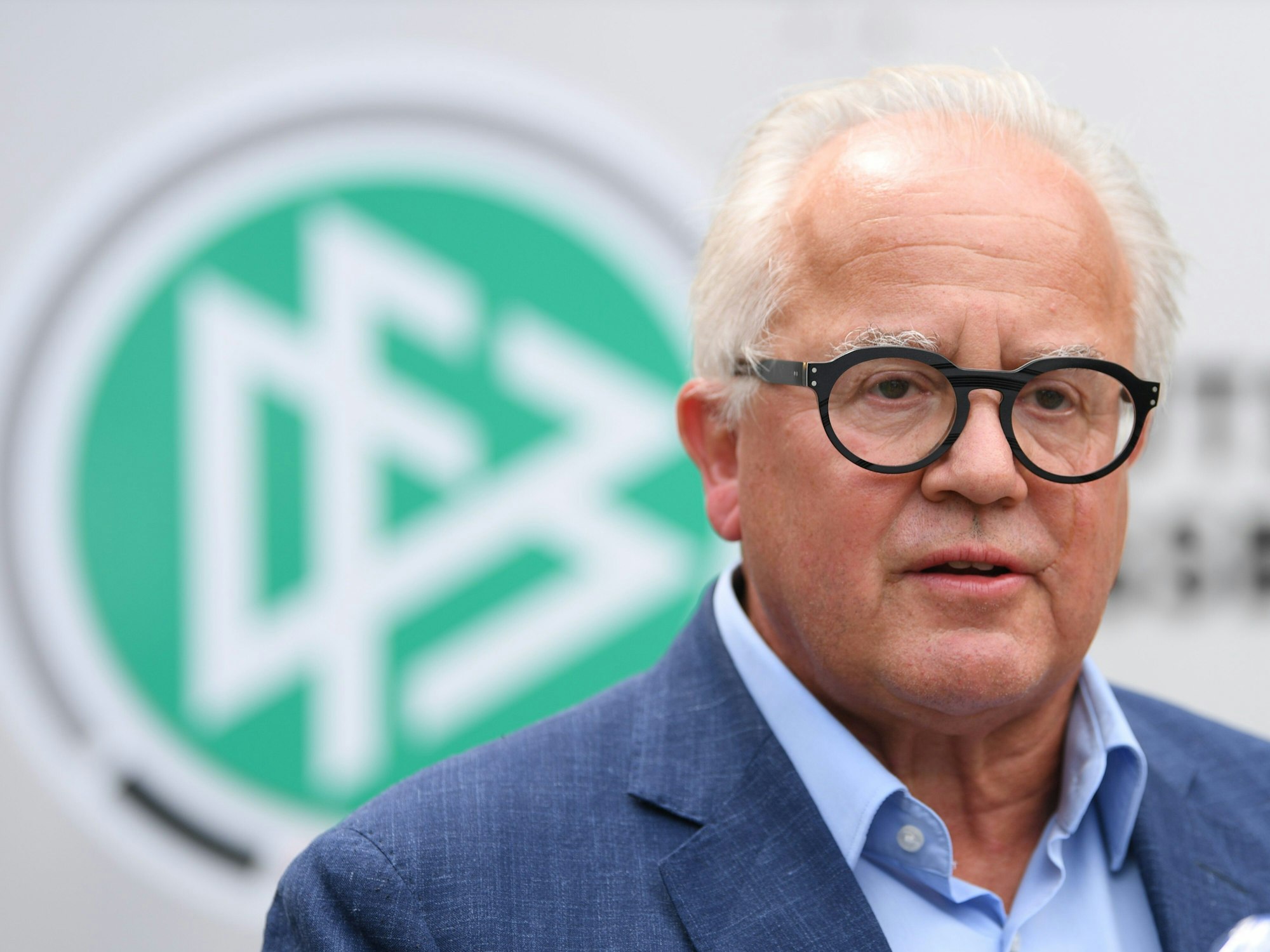 Fritz Keller vor einem DFB-Logo