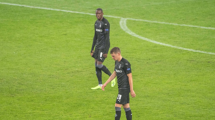 Denis Zakaria (l.) und Matthias Ginter (r.), mit hängenden Köpfen nach der Champions League Niederlage der Gladbacher gegen Inter Mailand, könnten die Borussia am Ende der Saison verlassen.