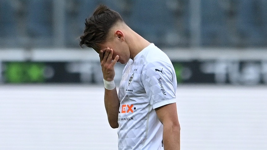 Gladbachs Hannes Wolf schlägt nach erneuter Niederlage der Gladbacher die Hand vor das Gesicht. Die Fohlen unterliegen am 24. Spieltag Bayer Leverkusen mit 0:1.