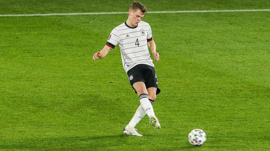 Gladbachs Matthias Ginter schießt den Ball im WM-Qualifikationsspiel der Deutschen gegen Nordmazedonien am 31. März 2021 in Duisburg.