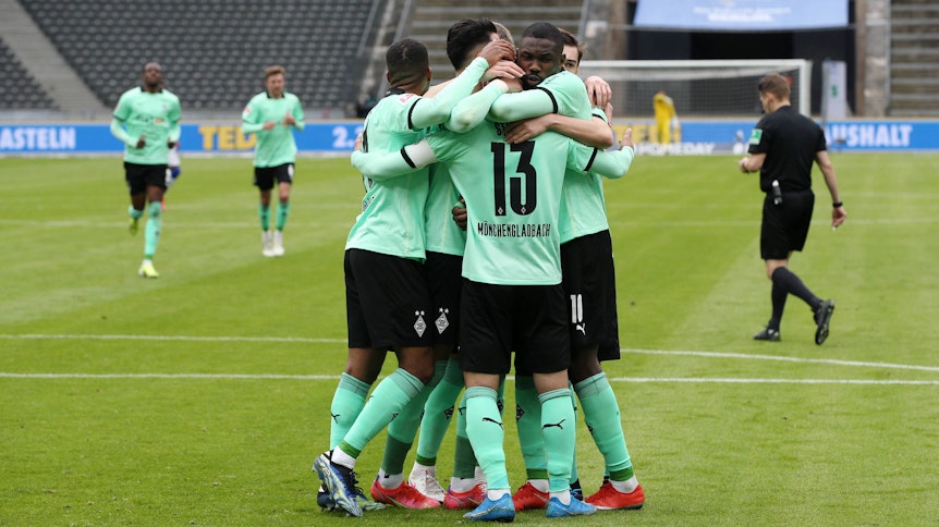 Die Gladbacher Alassane Plea, Lars Stindl und Marcus Thuram bejubeln das zwischenzeitliche 2:1 bei Hertha BSC am 10. April 2021.