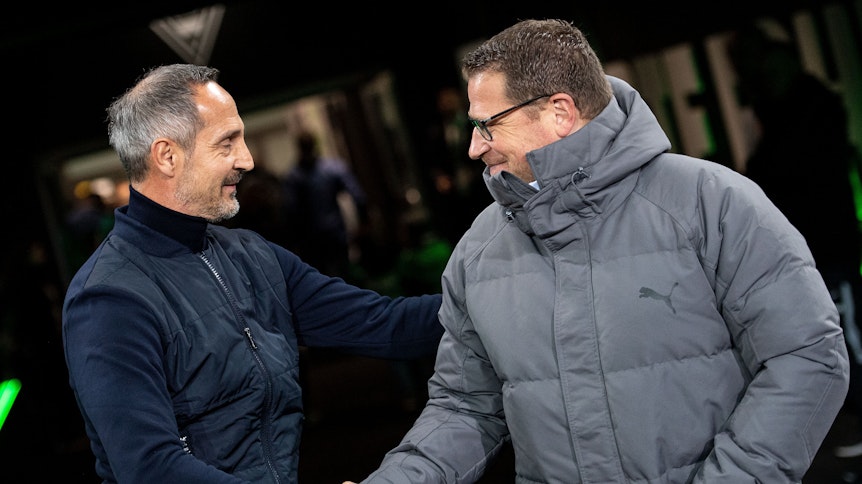 Frankfurts Trainer Adi Hütter (l.) und Gladbachs Sportdirektor Max Eberl (r.) begrüßen sich vor einer Bundesliga-Partie.