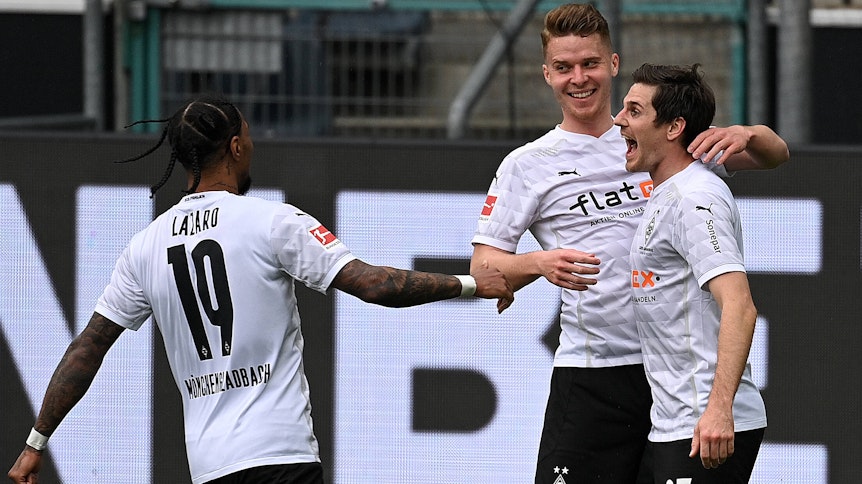 Gladbachs Torschütze Jonas Hofmann (r.) jubelt gemeinsam mit Nico Elvedi (M.) und Valentino Lazaro (l.) beim Heimsieg gegen Eintracht Frankfurt am 17. April 2021 im Borussia-Park.