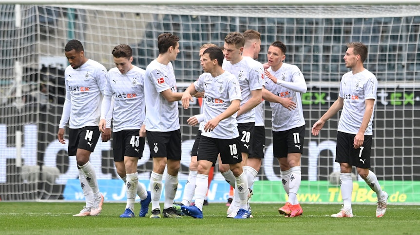 Die Gladbacher jubeln am 17. April 2021 über den 4:0-Sieg gegen die Eintracht aus Frankfurt.