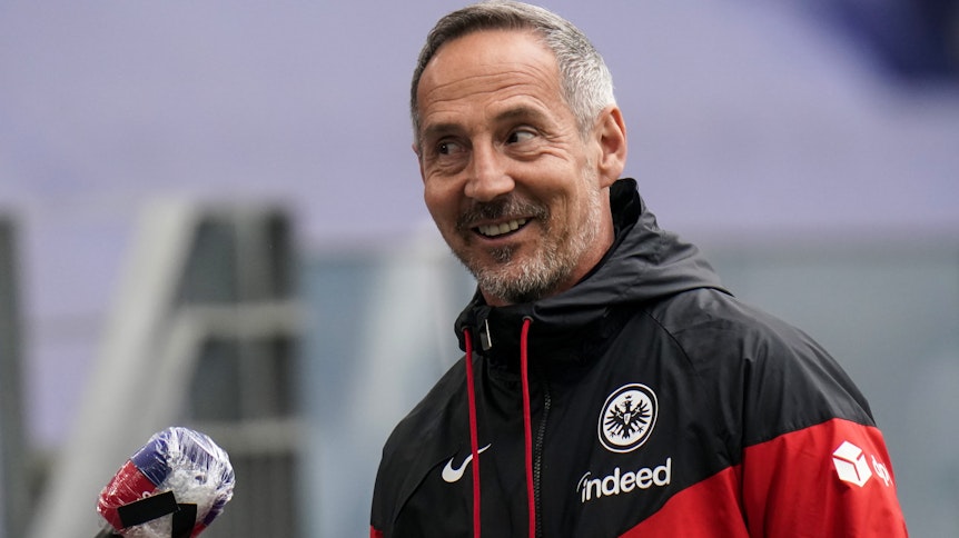 Adi Hütter, Trainer von Eintracht Frankfurt, spricht am Mikrofon des TV-Senders „Sky“. Ab dem 1. Juli 2021 coacht Hütter dann Borussia Mönchengladbach.