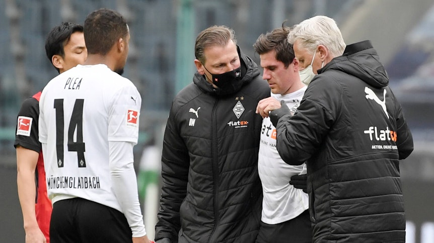 Gladbachs Nationalspieler Jonas Hofmann (2. v. r.) muss gegen Eintracht Frankfurt am 17. April 2021 vorzeitig den Platz verlassen.