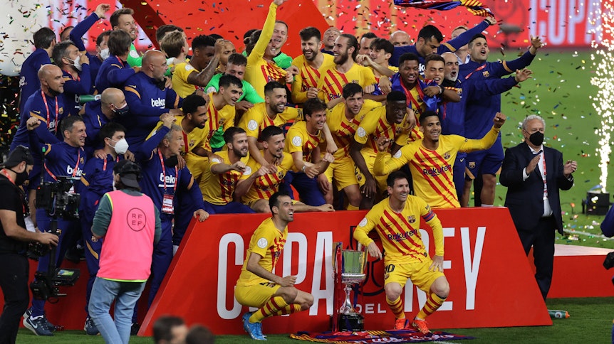 Die Spieler des FC Barcelona feiern am 17. April 2021 in Sevilla den Gewinn des spanischen Pokals.
